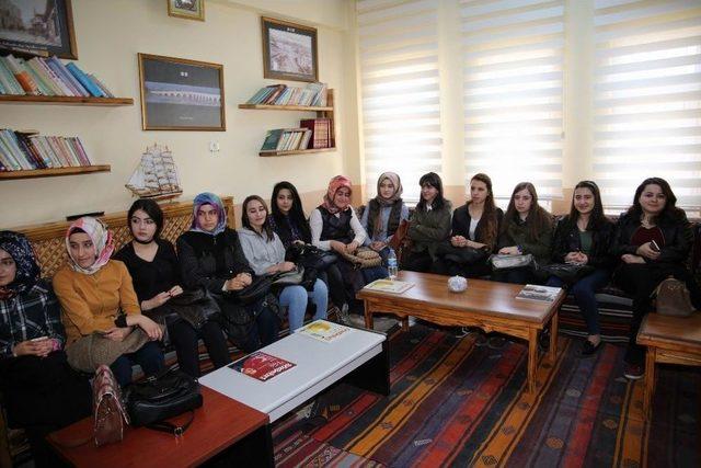 Görme Engelli Öğretmen Üniversite Öğrencilerine ’braille Alfabesi’ Öğretiyor