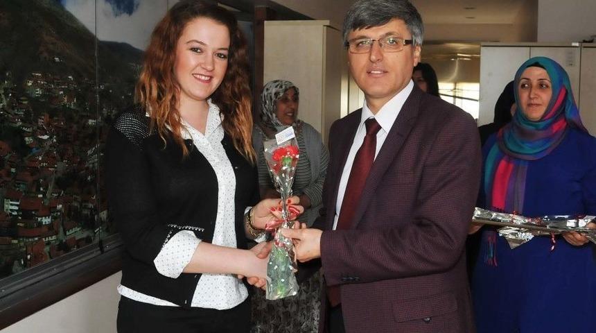 Başkan Yardımcısı Ali Avcıoğlu Ve Hayrettin Eldemir Bayan Personelin Kadınlar G&uuml;n&uuml;&rsquo;n&uuml; Kutladı