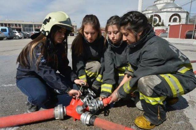 Liseli Itfaiyeci Kızlar, Kadınlar Günü'nü Tatbikatla Kutladılar