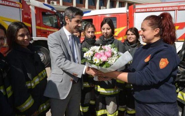 Liseli Itfaiyeci Kızlar, Kadınlar Günü'nü Tatbikatla Kutladılar