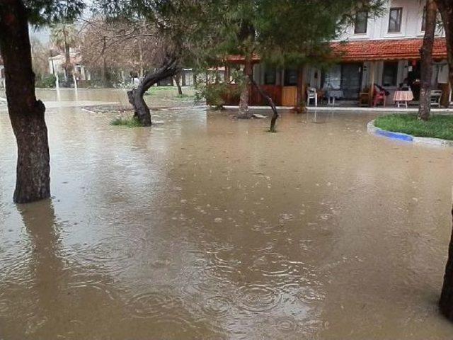 Foça'da Yağmur Etkili Oldu