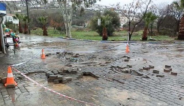 Foça'da Yağmur Etkili Oldu