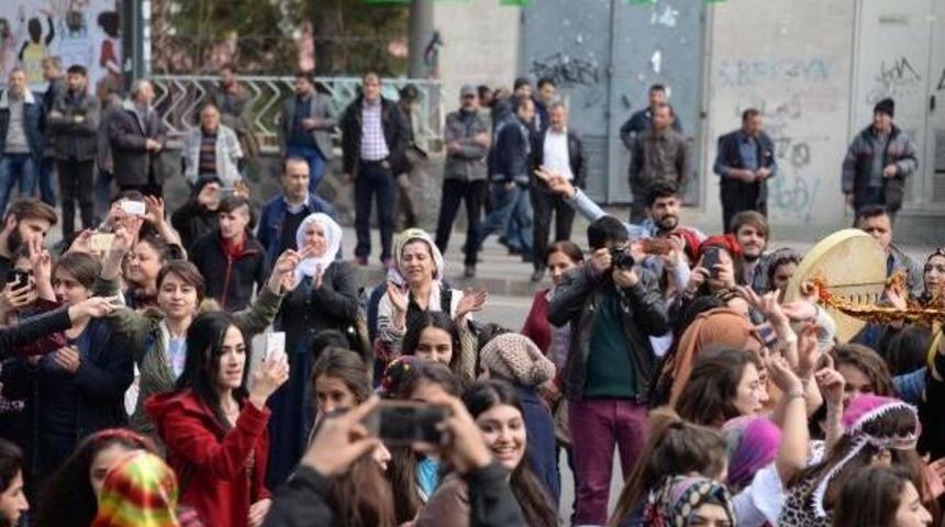 Kadınlar Halaya Durdu, Erkekler Izledi