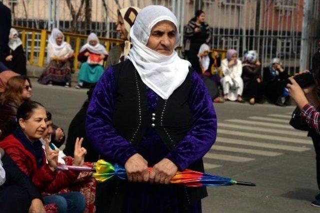 Kadınlar Halaya Durdu, Erkekler Izledi