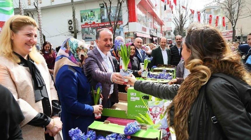 Bağcılar&rsquo;da Kadınlara 25 Bin Adet S&uuml;mb&uuml;l Dağıtıldı