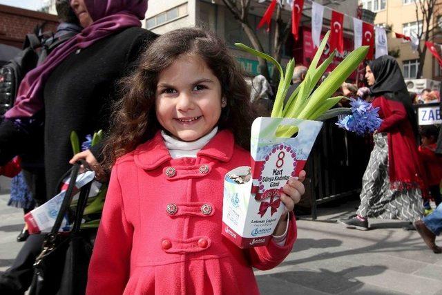 Bağcılar’da Kadınlara 25 Bin Adet Sümbül Dağıtıldı