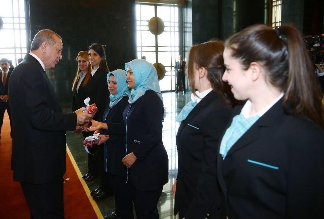 Cumhurbaşkanı Erdoğan, K&uuml;lliyede &Ccedil;alışan Kadınlara &Ccedil;i&ccedil;ek Verdi