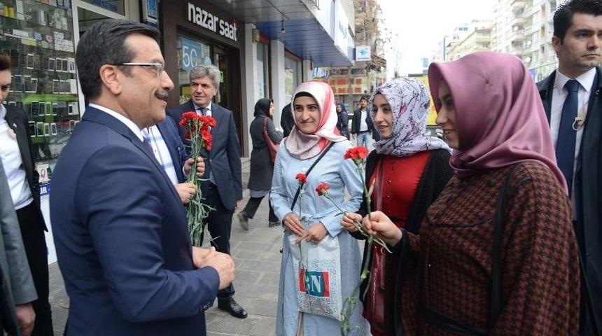 Başkan Atilla Kadınlara Karanfil Ve Hediye Dağıttı