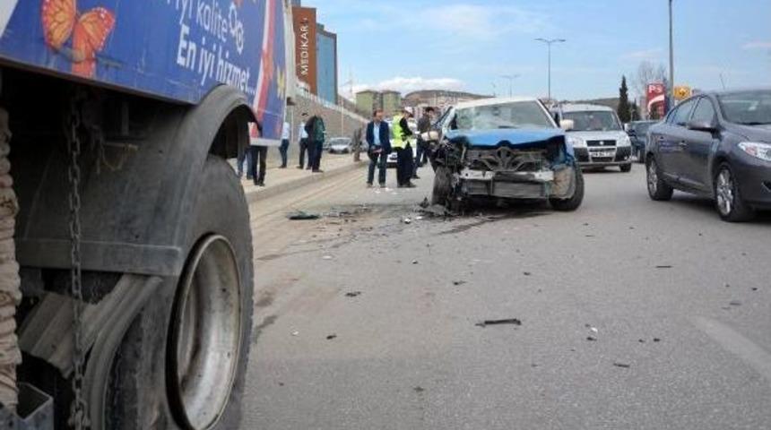 Otomobil Temizlik Aracına &Ccedil;arptı: 2 Yaralı