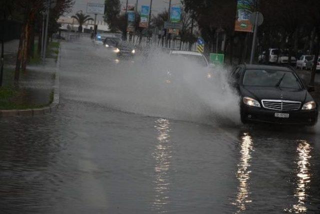 Aşırı Yağış İzmir'i Etkisi Altına Aldı