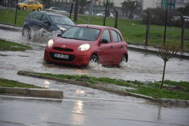 Aşırı Yağış İzmir'i Etkisi Altına Aldı