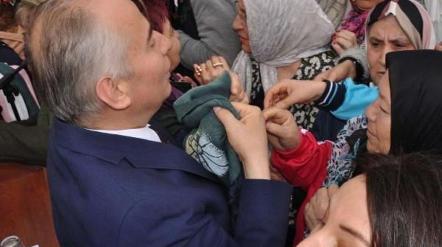 Şal Almak Isteyen Kadınlar Başkanı Ezecekti