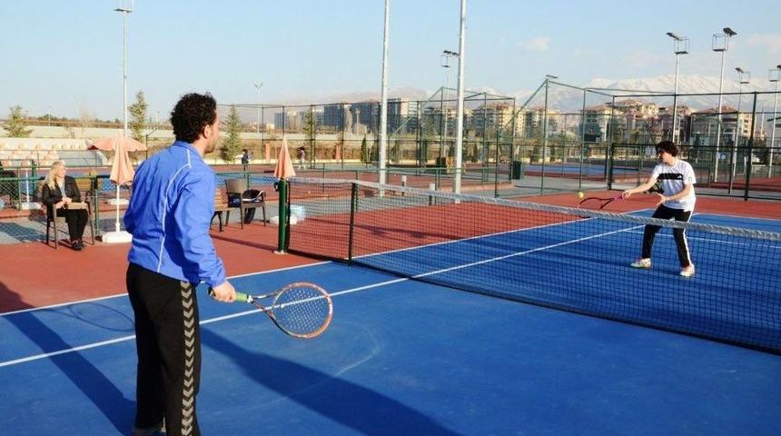 İşitme Engelli Tenis&ccedil;i Serhat, Azmiyle Milli Takıma Y&uuml;kseldi