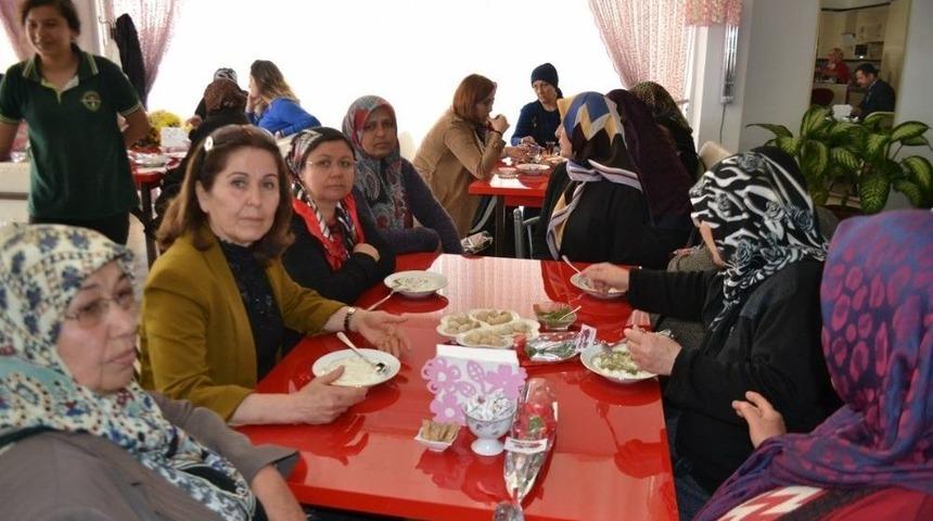 Bozyazılı Kadınlara Kadınlar G&uuml;n&uuml;&rsquo;nde Keşkek İkramı