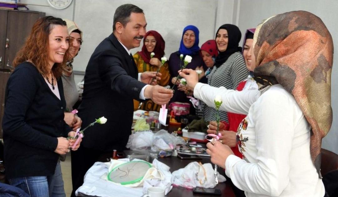 Başkan Uysal Bayanlara Karanfil Vererek G&uuml;nlerini Kutladı