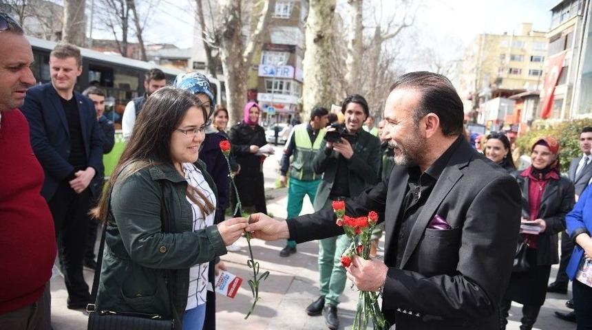 Başkan Doğan, İzmitli Kadınlara Karanfil Hediye Etti