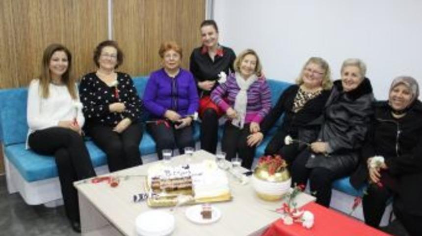 Kalp Kontrol&uuml;ne Gelen Kadınlara S&uuml;rpriz Kutlama