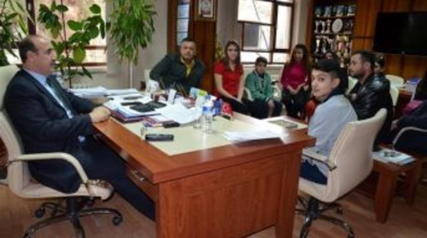 Milli Takım Kamp Se&ccedil;melerine Katılan Y&uuml;z&uuml;c&uuml;ler, Sevin&ccedil;lerini M&uuml;d&uuml;r Fındıklı İle Paylaştı