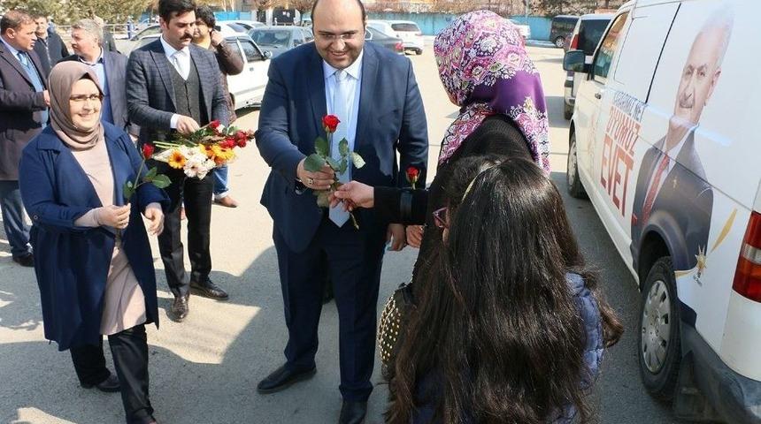 Başkan Orhan Ve Keleş&rsquo;ten Kadınlar G&uuml;n&uuml; Jesti