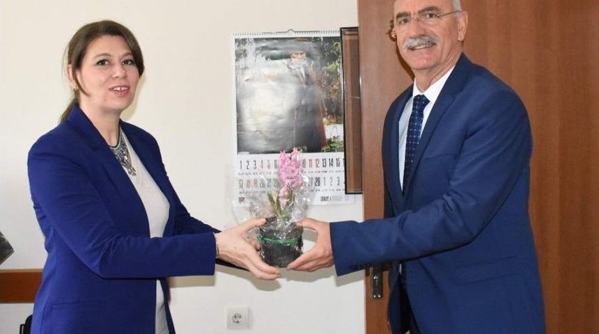 Başkan G&uuml;rşat Kale; &ldquo;kadınlar Başımızın Tacıdır&rdquo;