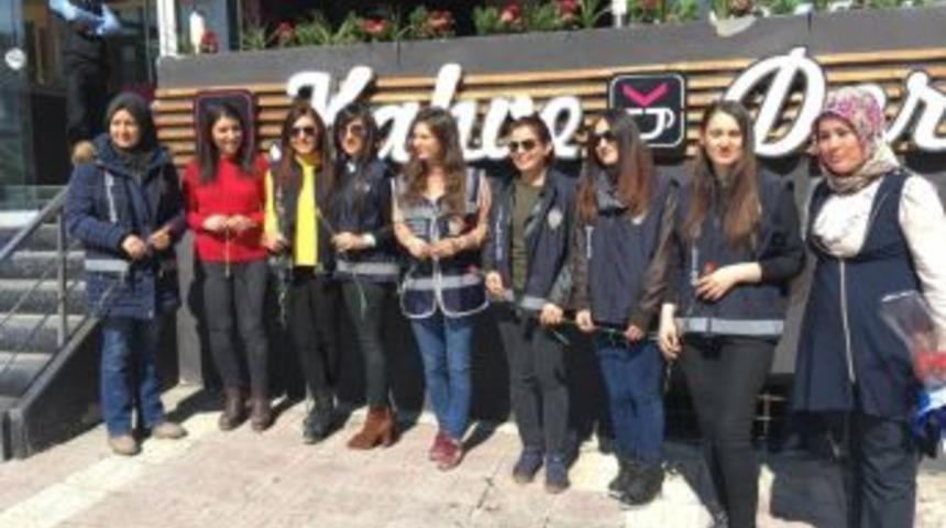 Ak Partili Kadınlardan Kadın Polislere Karanfil