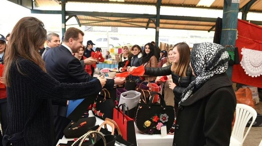 Kadınlara Karanfil Dağıtıp Evet&rsquo;e Davet Etti