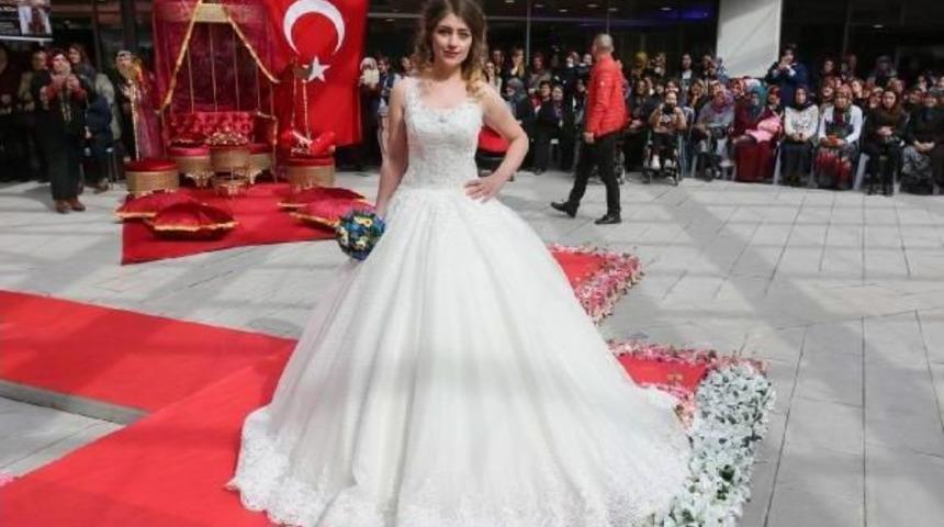 Defileli 'd&uuml;nya Kadınlar G&uuml;n&uuml;' Kutlaması