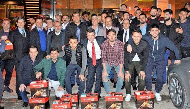 Gaziantepsporlu Yönetici Ve Futbolcular Moral Yemeğinde Buluştu.