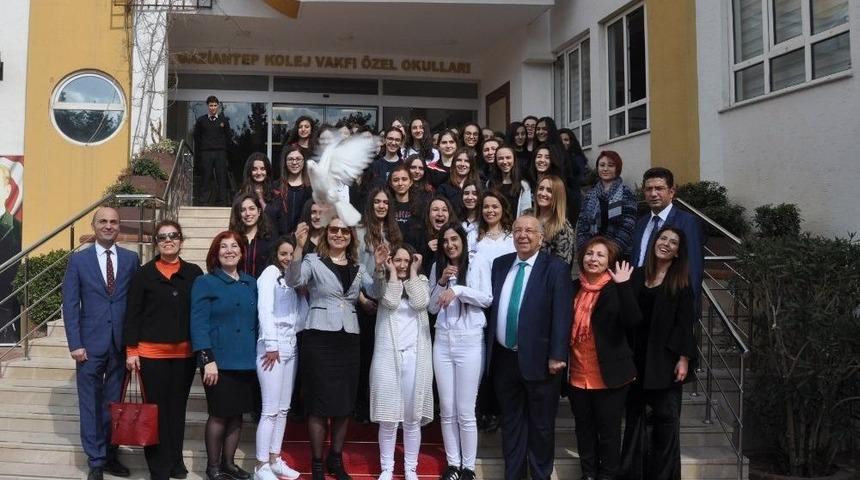 Cumhuriyete Yön Veren Kadınlar Sergisi’nde Öğrenciler Barış Güvercini Uçurdu