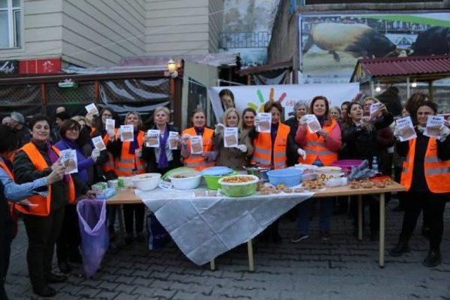 Artvin'de Chp'li Kadınlar 'hayır' Lokması Dağıttı