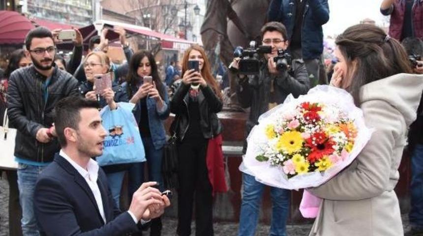 Kadınlar G&uuml;n&uuml;'nde Sevgilisine Sokakta S&uuml;priz Evlilik Teklifi