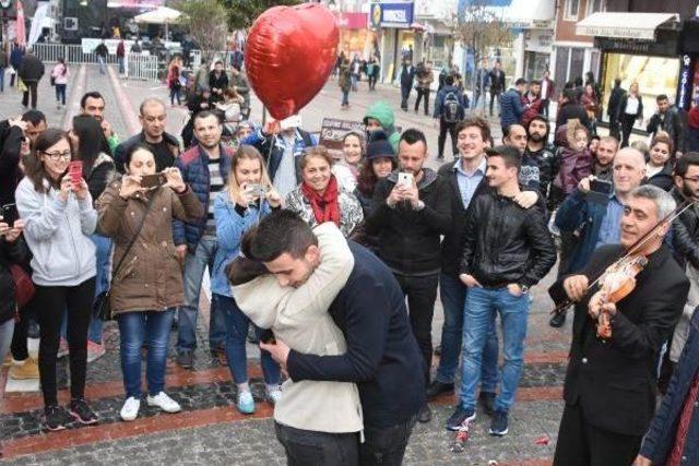 Kadınlar Günü'nde Sevgilisine Sokakta Süpriz Evlilik Teklifi