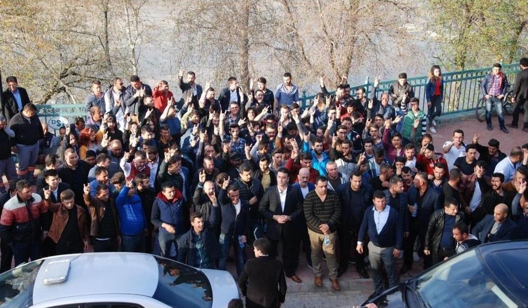 K&uuml;rs&uuml;y&uuml; İşgal Edip Masaları Devirdiler