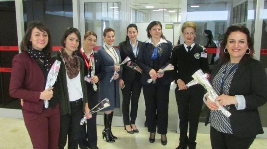 Havalimanındaki Kadınlar Da Unutulmadı