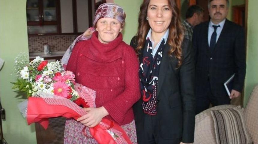 Zihinsel Engelli Kardeşlerine 10 Yıldır Annelik Yapıyor