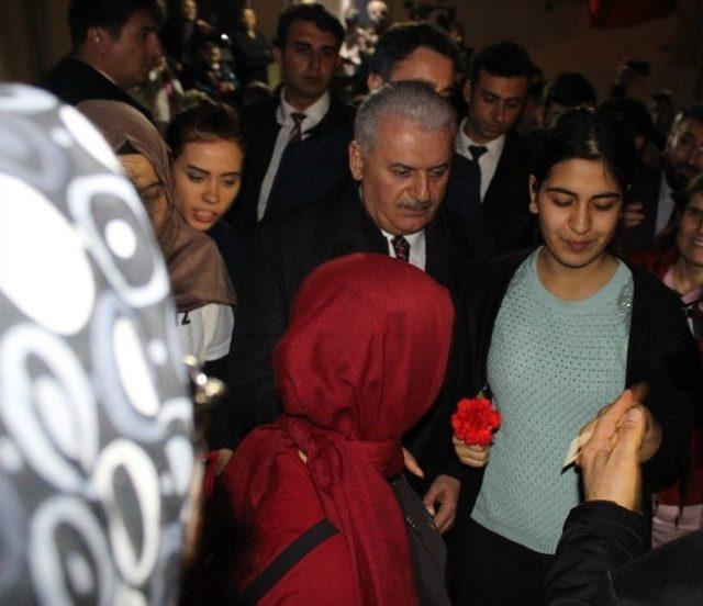 Başbakan Yıldırım’dan Şehit Evine Ziyaret