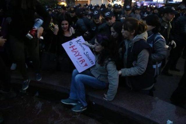 İzmit'te Yürümek Isteyen Kadınlar Gözaltına Alındı