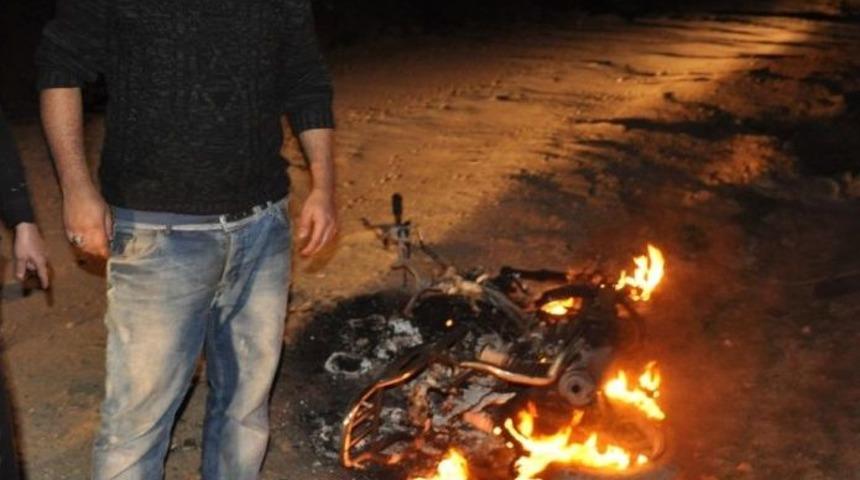 Borcunu &Ouml;demeyen Arkadaşının &Ccedil;alıntı Motosikletini Ateşe Verdi