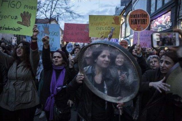 Taksim'de Kadınlardan 8 Mart Yürüyüşü...