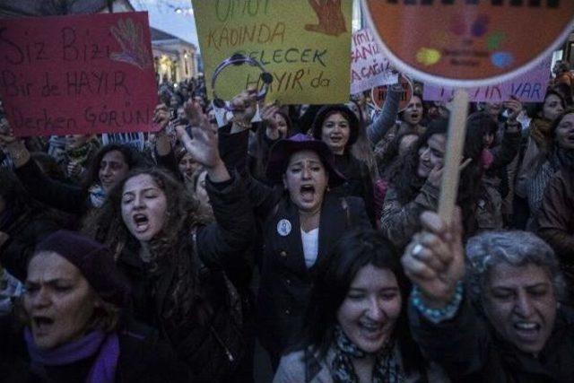 Taksim'de Kadınlardan 8 Mart Yürüyüşü...