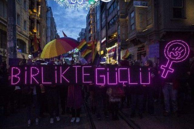 Taksim'de Kadınlardan 8 Mart Yürüyüşü...