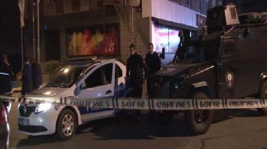 Ataşehir'de Polis Aracına Doğru Ateş A&ccedil;ıldı