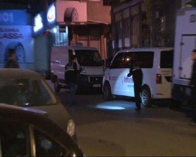 Ataşehir'de Polis Aracına Doğru Ateş Açıldı