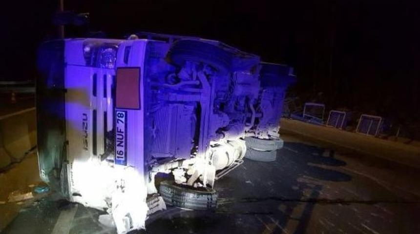 T&uuml;p Dolu Kamyon Devrildi, S&uuml;r&uuml;c&uuml; Yaralandı