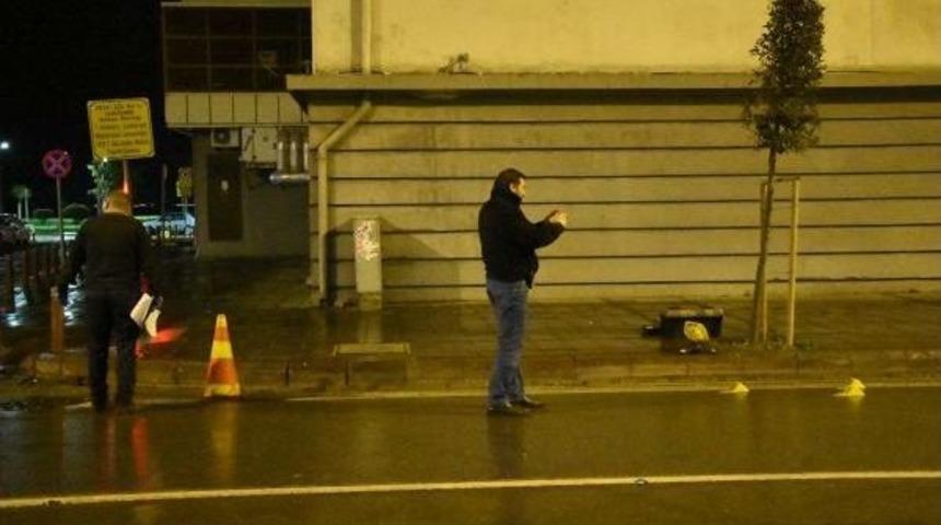 Alsancak'ta B&uuml;feye Ateş Edildi, 1'i M&uuml;şteri 4 Kişi Yaralandı
