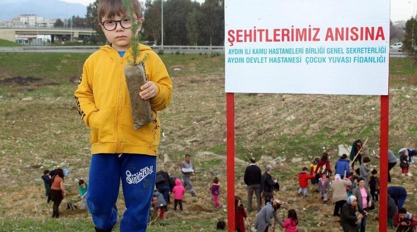 Minik Eller Fidanları Şehitler İ&ccedil;in Toprakla Buluşturdu