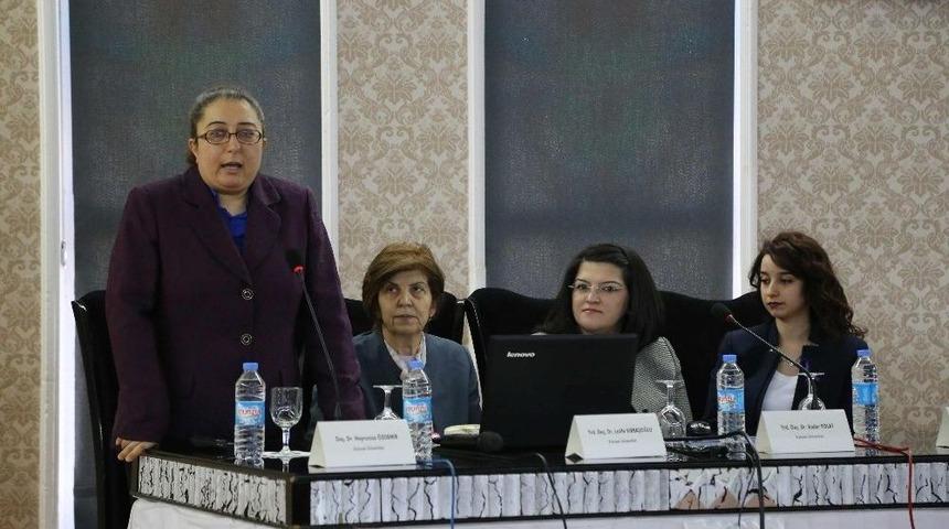 8 Mart D&uuml;nya Kadınlar G&uuml;n&uuml; Erzincan Belediye Sarayında D&uuml;zenlenen Programlarla Kutlandı