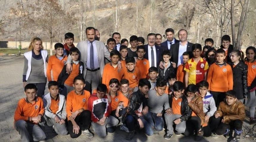 Ak Partili &Ouml;zbek, &Ouml;ğrencilere Verdiği S&ouml;z&uuml; Tuttu