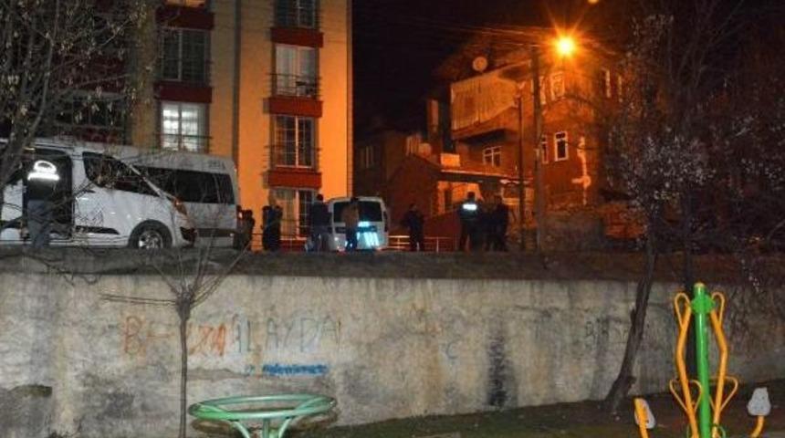 Karab&uuml;k'te G&uuml;r&uuml;lt&uuml; Kavgası: 2 Yaralı