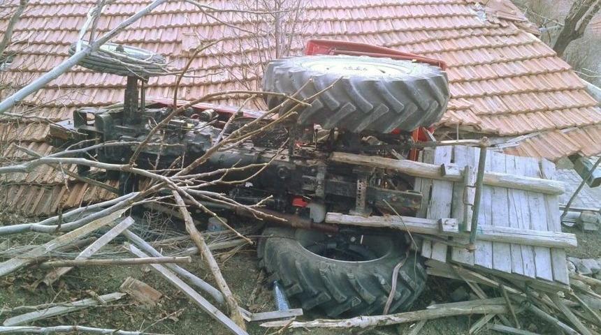 Kontrolden Çıkan Traktör Evin Çatısına Düştü